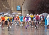 雨のためトンネル内からスタート: photo:日本学生自転車競技連盟