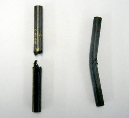破断したチューブ（左）と可塑性変形したチューブ（右）。可塑性変形することで、フレーム破損やライダーの安全性に対するリスクを軽減している: Photo:Pinarello LAB