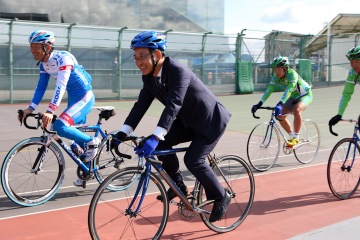 400mバンクを2周した谷垣禎一自由民主党総裁: photo:Hideaki.TAKAGI