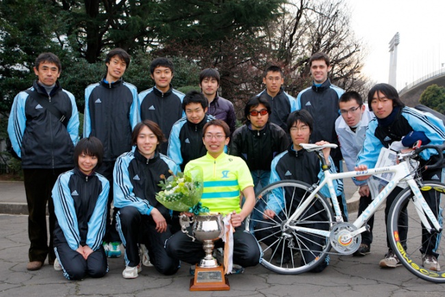 西園を囲む東京大学自転車競技部: photo:Hideaki.TAKAGI 西園を囲む東京大学自転車競技部: photo:Hideaki.TAKAGI