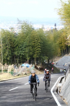 奈良盆地を見下ろすクローズドコースでスクールは行なわれた: photo:Kei Tsuji