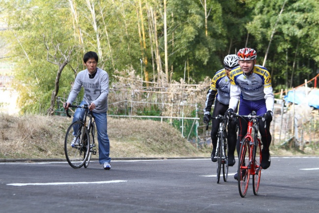 元ミヤタスバルレーシングチームで活躍した西村拓也氏からアドバイスを受ける: photo:Kei Tsuji