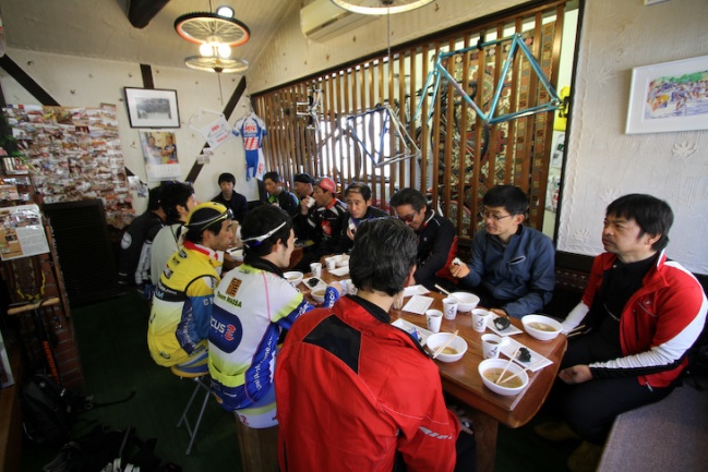 コース近くのまんま亭で昼食: photo:Kei Tsuji