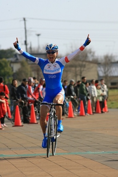 ラスト2周を逃げ切った畑中 勇介（シマノレーシング）: (c)Makoto.AYANO