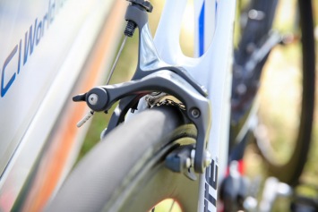 リアブレーキアーチの下に、小さなチェーンが付く: photo:Kei Tsuji リアブレーキアーチの下に、小さなチェーンが付く: photo:Kei Tsuji