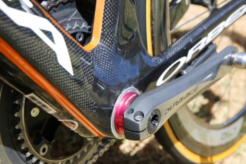 FSA製のアダプターを使用する: photo:Kei Tsuji FSA製のアダプターを使用する: photo:Kei Tsuji