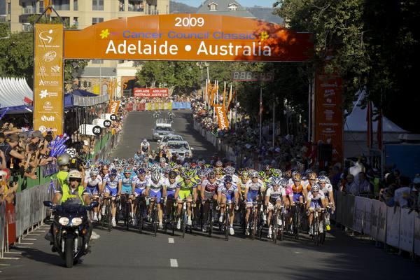 アデレード市内ライミル公園の1.7km周回コースを選手たちが進む