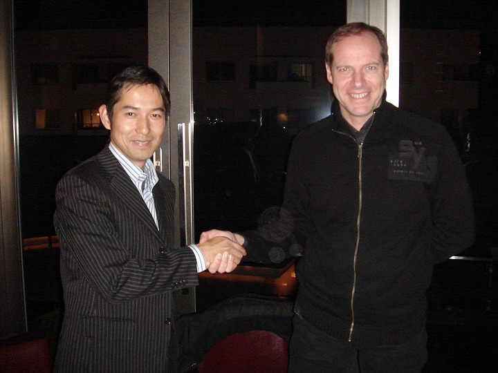 浅田彰(エキップアサダ・梅丹本舗・グラファイトデザイン)とクリスチャン・プリュドム(A.S.O ツール・ド・フランス総合ディレクター)