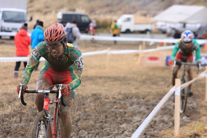 一進一退の2位争いを繰り広げる山本聖吾（快レーシング）と小坂正則（スワコレーシングチーム）