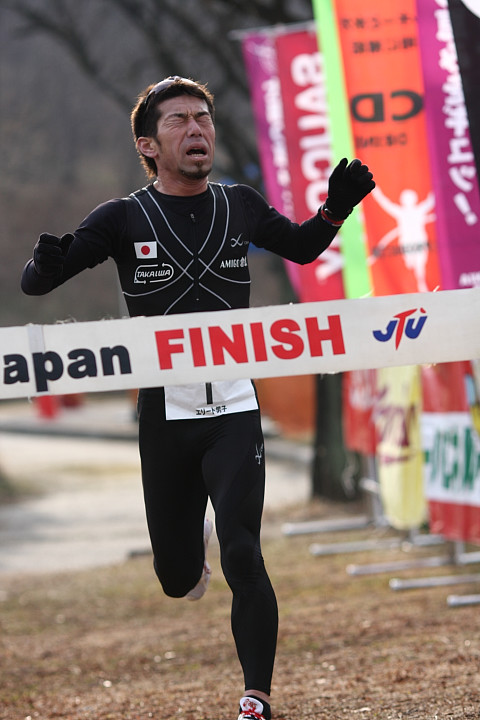 岡山を拠点に全国を回る高橋康夫。40歳を超えた今もエリートで好成績を残す。今回も粘りのレース運びで最後に篠崎をかわして見事2位入賞