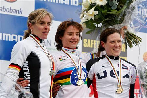 表彰台、左から2位ハンカ・クプファーナゲル（ドイツ）、優勝マリアンヌ・フォス（オランダ）、3位キャサリン・コンプトン（アメリカ）