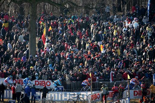 オランダで開催された2009年シクロクロス世界選手権の模様。沿道には観客がギッシリ
