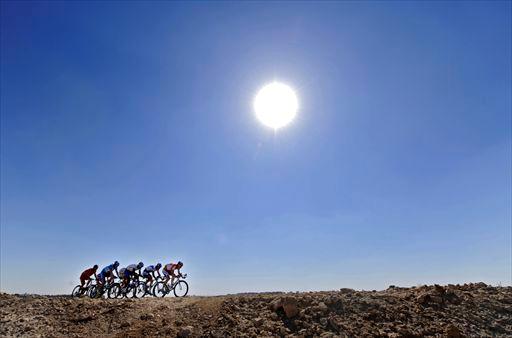 灼熱の太陽の下、選手たちが砂漠の中を駆け抜ける