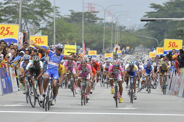 サマーイ（インドネシア、レテュア）がステージ優勝。アジア人のスプリント勝利はランカウイ史上初だ