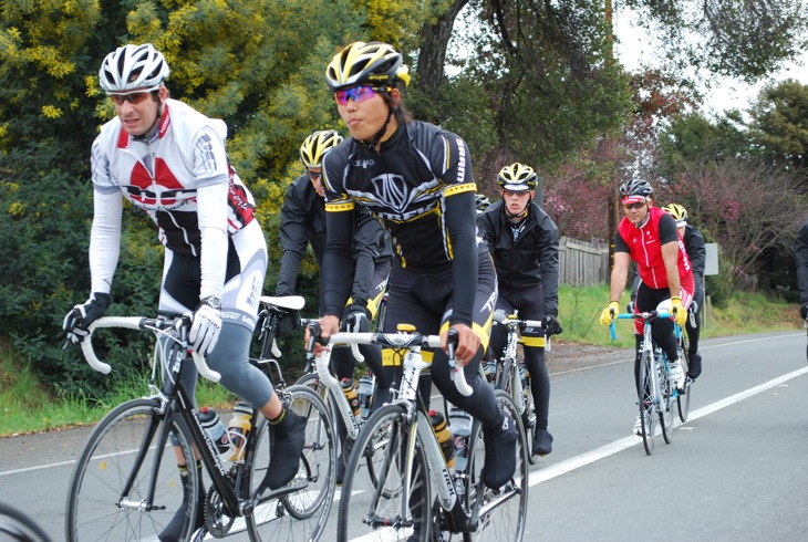 チームメイトたちと走る小森亮平（TREK-LIVESTRONG）