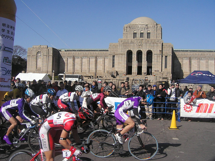 明治神宮外苑学生自転車クリテリウム（写真は第2回大会の様子）