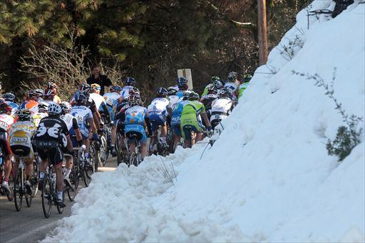 雪に覆われた山岳ポイントを通過していく