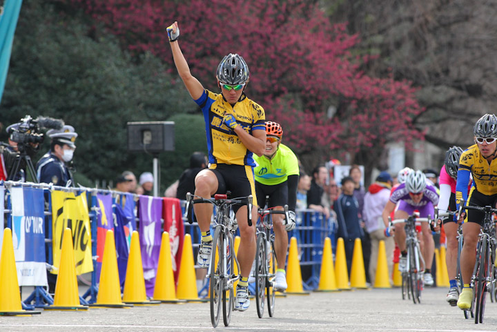 明治神宮外苑学生自転車クリテリウム2009、内間が1着ゴールで優勝。右に写るチームメイトの吉田隼人とともにワンツーフィニッシュを飾った