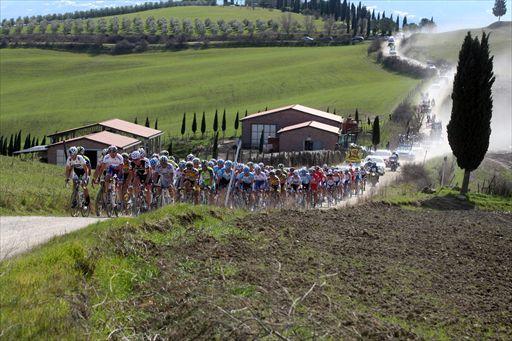 モンテパスキ・エロイカ：トスカーナの田園風景の中を砂埃とともに選手たちが駆け抜ける