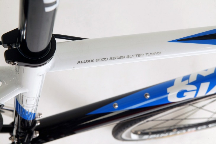 ALUXX SLグレードのアルミフレームは、かつてツール・ド・フランスを走るバイクでも使われた高性能なもの。ビギナー向けだからといって侮ってはいけない。