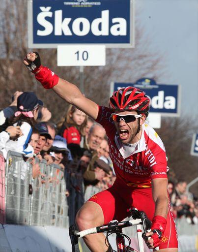 コフィディスが被るBBBヘルメット。写真はティレーノ～アドリアティコ第1ステージで勝利したジュリアン・エルファレス（フランス、コフィディス）