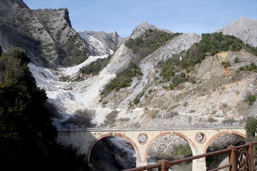 トスカーナ州西部の山岳地帯を進む