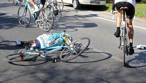 激しく落車したヤネス・ブライコヴィッチ(スロベニア、アスタナ)はリタイア