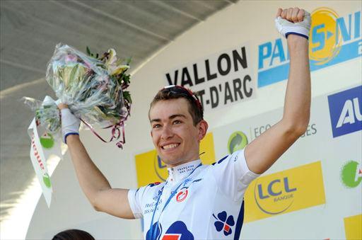 プロ初勝利を飾ったジェレミー・ロワ（フランス、フランセーズデジュー）が表彰台に上がる