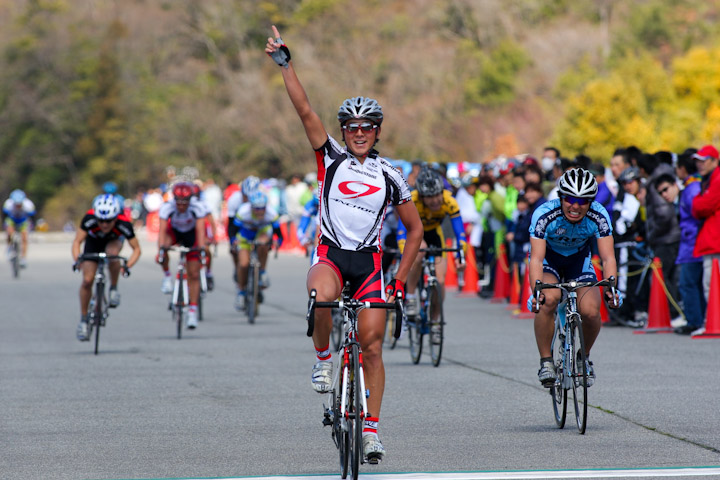 アンダー 優勝の相川将(チームブリヂストン・アンカー)、右は2位岡豊洋(TREK Marco Polo)