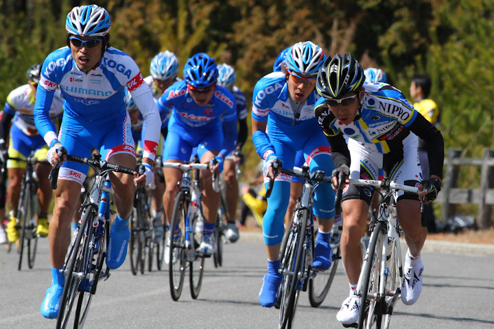 エリート2周目の上り、真鍋和幸(NIPPO・COLNAGO)と狩野智也(シマノレーシング)がペースを上げて集団をバラバラにする