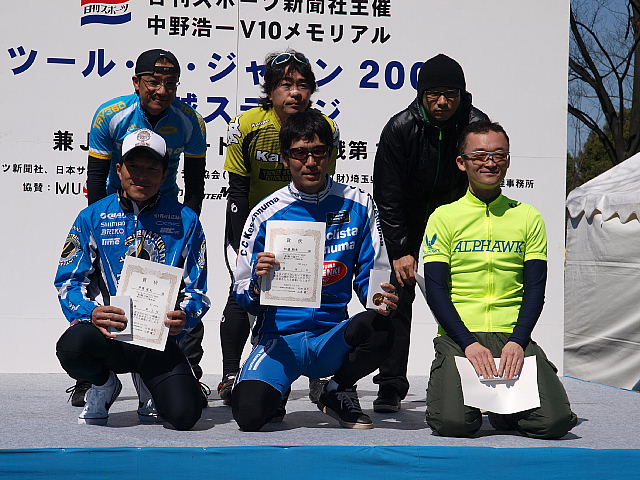 X1クラスの表彰台。手前中央が優勝した加藤雅史さん