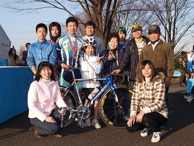 Aクラスで優勝した小森 裕幸さんと流通経済大学関係者の皆さん