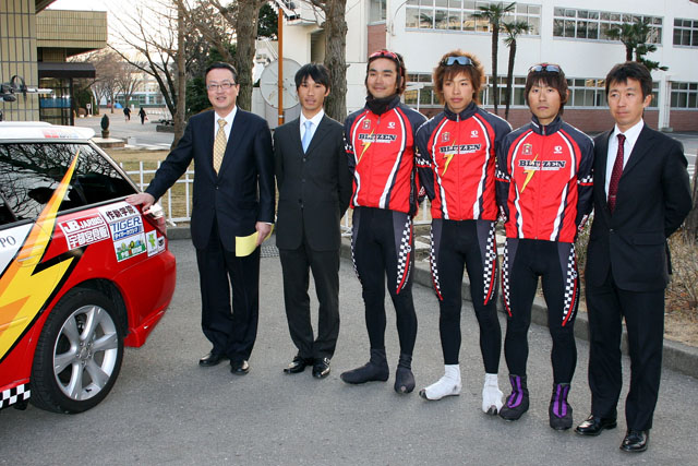 左から船田元理事長、廣瀬、清水、中山、小坂、柿沼監督