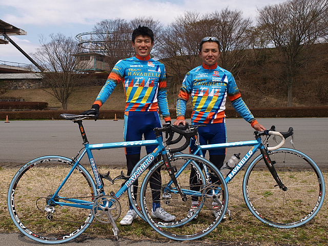 1-2フィニッシュを飾った平塚吉光選手(右)と栂尾大知選手(左)