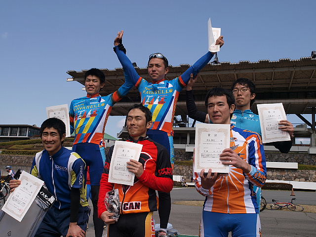 Sクラスの表彰台。優勝は平塚吉光 (パールイズミ・スミタ・ラバネロ)