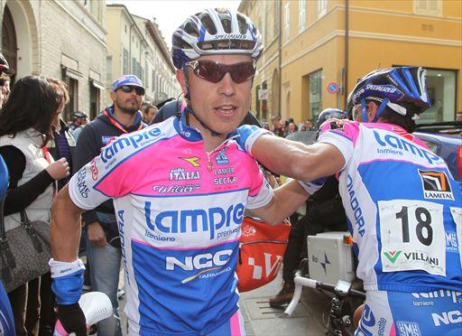 セッティマーナ・コッピ・エ・バルタリでステージ優勝を飾ったダミアーノ・クネゴ（イタリア、ランプレ）がティラロンゴと喜ぶ