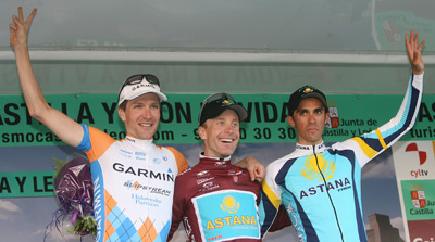 総合表彰台、左から3位デーヴィット・ザブリスキー（アメリカ、ガーミン）、優勝リーヴァイ・ライプハイマー（アメリカ、アスタナ）、2位アルベルト・コンタドール（スペイン、アスタナ）