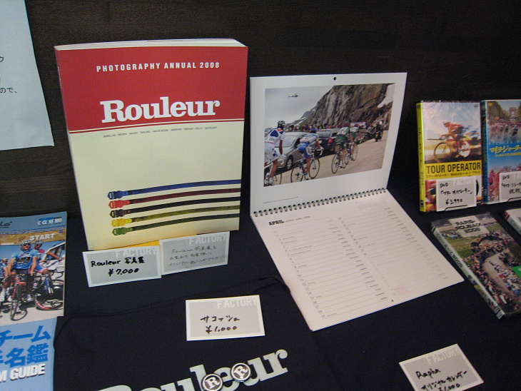 会場ではRouler Magazineの展示即売もある。どの写真もロードレースの本質を捉えた美しい写真ばかりだ