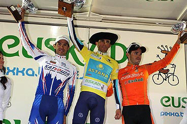 総合表彰台、左から2位アントニオ・コロム（スペイン、カチューシャ）、優勝アルベルト・コンタドール（スペイン、アスタナ）、3位サムエル・サンチェス（スペイン、エウスカルテル）
