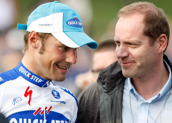 パリ～ルーベ2009の勝利をツール・ド・フランスディレクターのクリスティアン・プリュドム氏に祝福されるトム・ボーネン（クイックステップ）