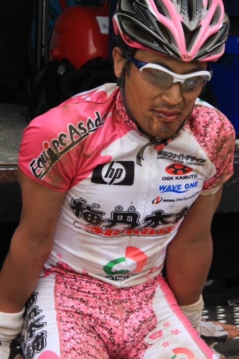 52位で完走を果たした岡崎和也(EQA・梅丹本舗・グラファイトデザイン)。顔の泥がレースのすさまじさを物語る