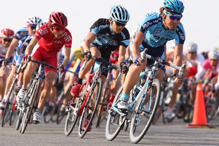 BR-1決勝 衣本始司(TREK MARCOPOPLO CYCLINGTEAM)、若杉厚仁(spacebikes.com)ら