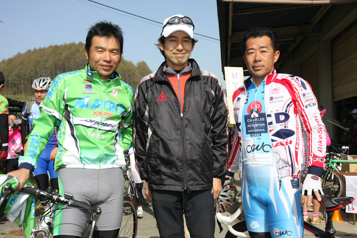安原昌弘監督(マトリックスパワータグ・コラテック)、競技委員長の浅田顕監督(エキップアサダ)、“キング”三浦恭資氏