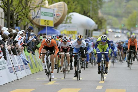 31秒遅れの大集団の先頭はコルド・フェルナンデス(スペイン、エウスカルテル)が穫る