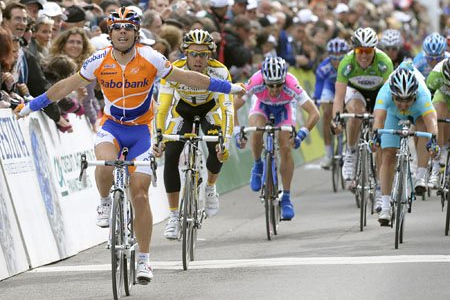 60名弱に縮小した集団によるスプリント勝負を制したオスカル・フレイレ(スペイン、ラボバンク)