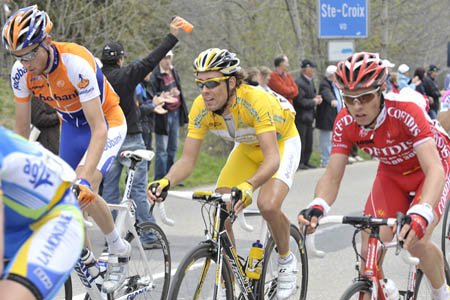 山岳で遅れてしまうリーダージャージのフランティセク・ラボン(チェコ、チームコロンビア)