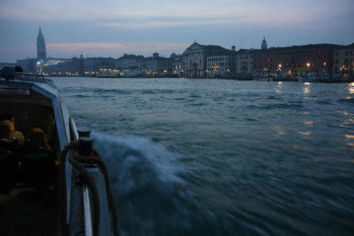 夕闇に包まれるヴェネツィアの運河を進む