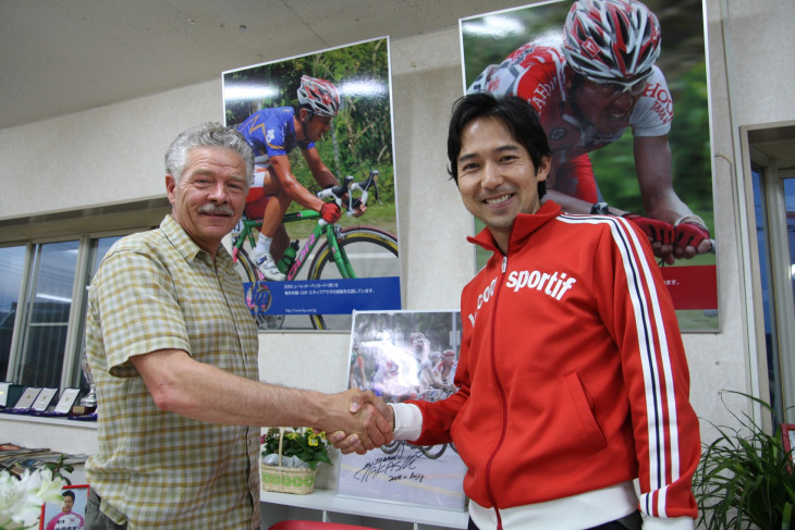 ブーン・レノン氏と浅田顕監督(EQA・梅丹本舗・グラファイトデザイン)