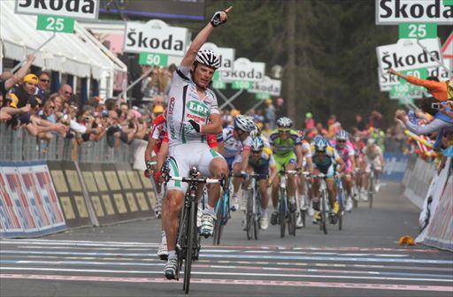 登りゴールで豪快なスプリント勝利を決めたダニーロ・ディルーカ(イタリア、LPRブレークス)
