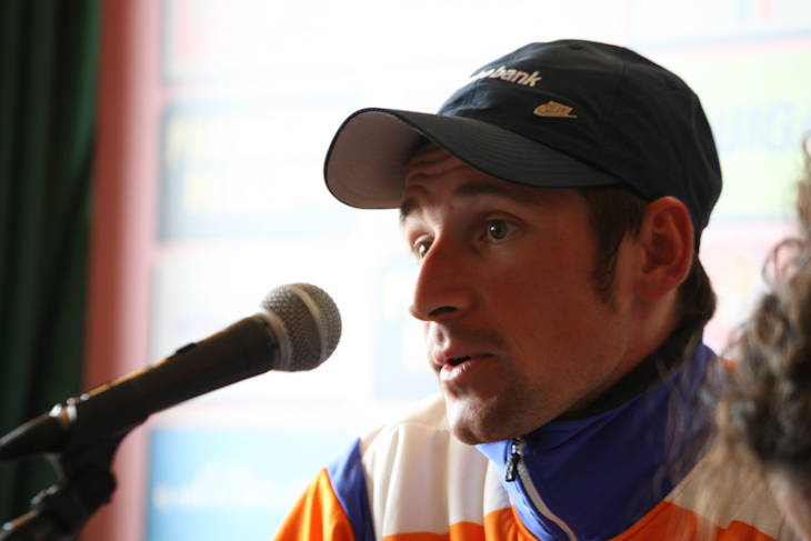 記者会見で勝利の感想を語るデニス・メンショフ(ロシア、ラボバンク)